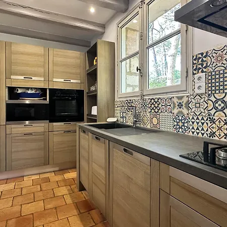 Villa Charentaise Avec Piscine Pour 8 Personnes à La Palmyre - Fr-1-705-103 *